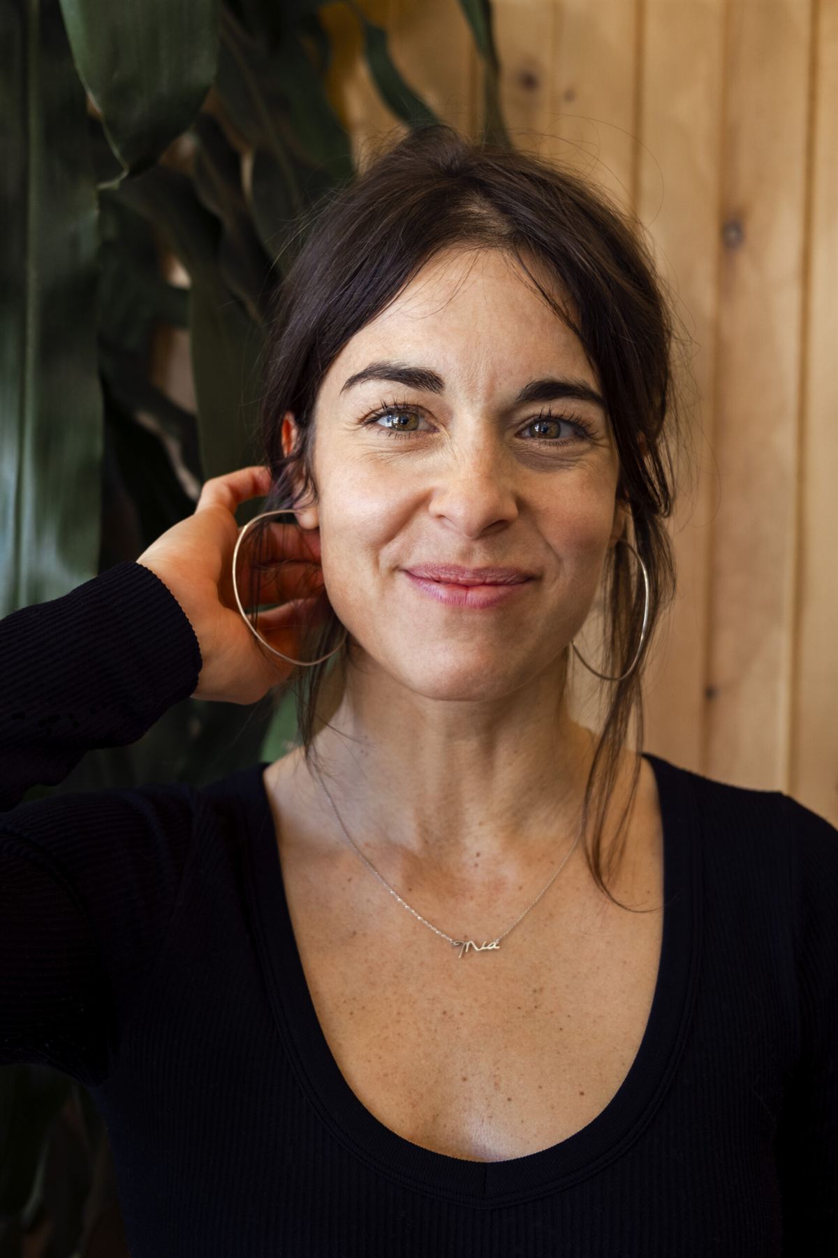 Pam, fondatrice du Café La Petite Voisine, au comptoir du café à Saint-Jérôme