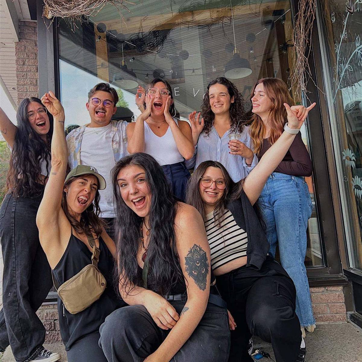 Membres de l'équipe du café souriantes